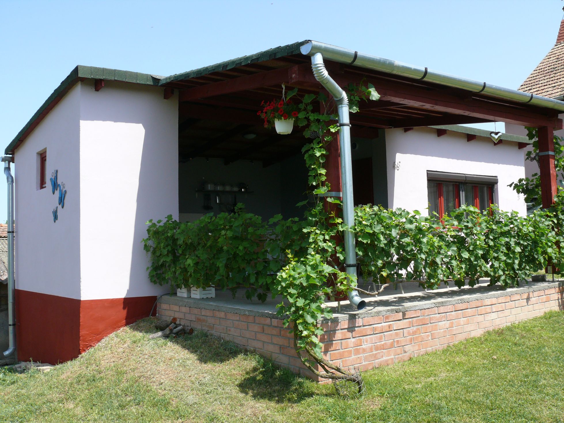 voorkant vakantiehuisje in hongarije